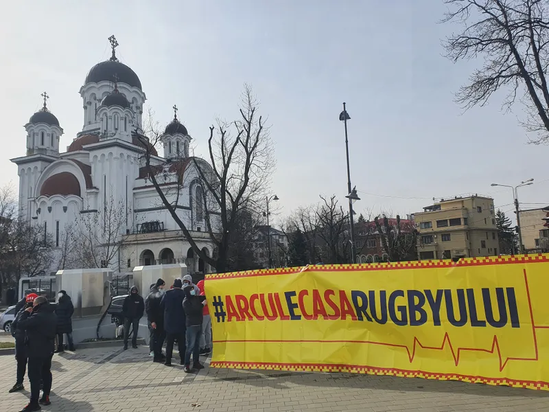 Religia și rugby-ul au o istorie comună la Arcul de Triumf. Așa se explică de ce au fost trase clopotele la Cașin în timpul protestelor rugby-știlor Foto: Mihai Duță