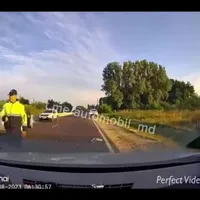 Un șofer s-a înfipt cu un Mercedes în poarta Ambasadei Rusiei la Chișinău și a fugit. A fost prins - Foto: captură video