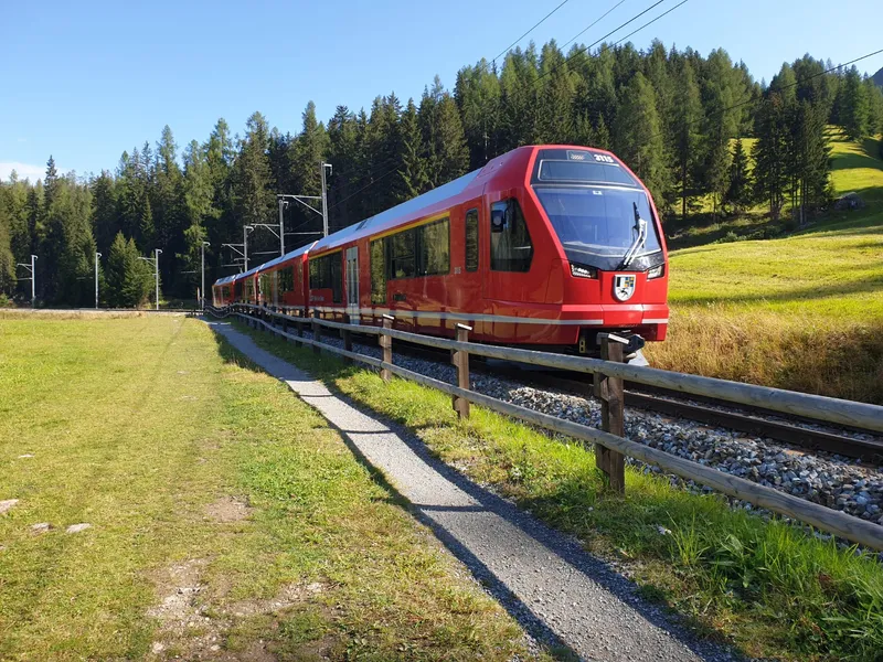 Studenții vor putea cumpăra bilete CFR cu gratuitate. Pe ce rute beneficiază de 90% reducere la tren Foto: Freepik (fotografie cu carater ilustrativ)