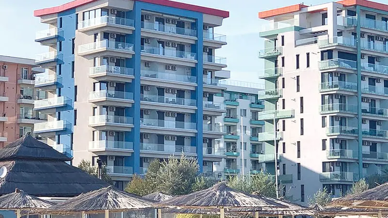 PE PLAJĂ Cele două turnuri nu ar fi trebuit să existe, regimul de înălțime al zonei este de P+2. A ajuns, prin voia cuplului Mazăre - Făgădău, la P+8