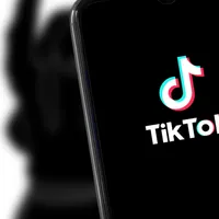 Influencerii de pe TikTok cu peste 100.000 de urmăritori vor primi bani din reclamele rulate. / Foto: searchenginejournal.com