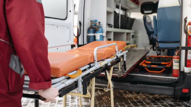 Manager la ambulanță, cu 6.000 €/lună, cerea șpagă viitorilor angajați salariul pe primele șase luni / Pexels / Pavel Danilyuk