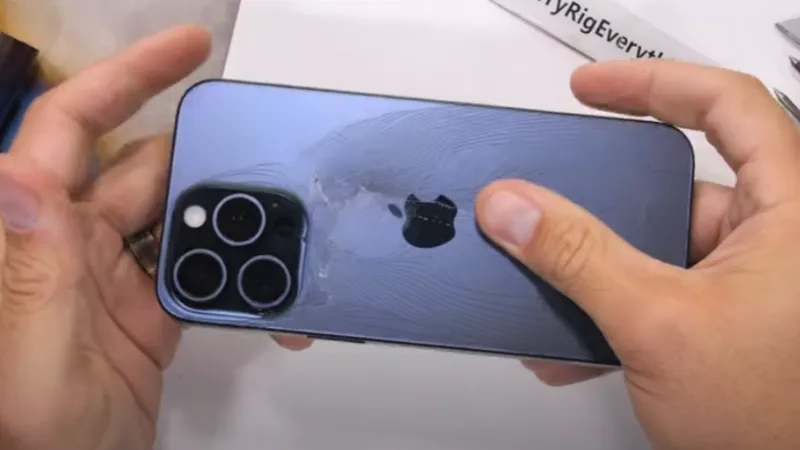O femeie a murit în timp ce avea lipită de ea 20 de telefoane. Care a fost cauza decesului? - Foto: Arhova