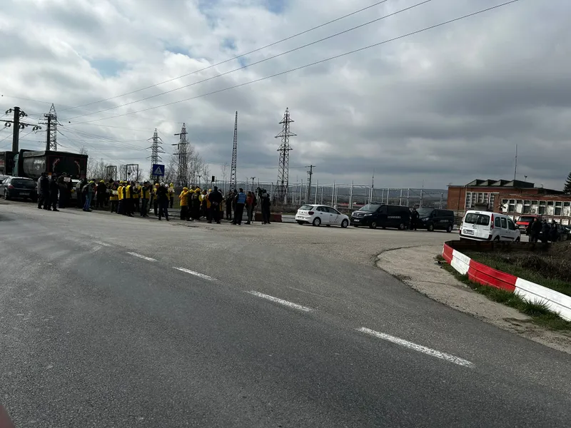 „Mare” protest AUR, anti-SMR, la Doicești: Nu s-au strâns decât 25-30 de simpatizanți - Foto: NW