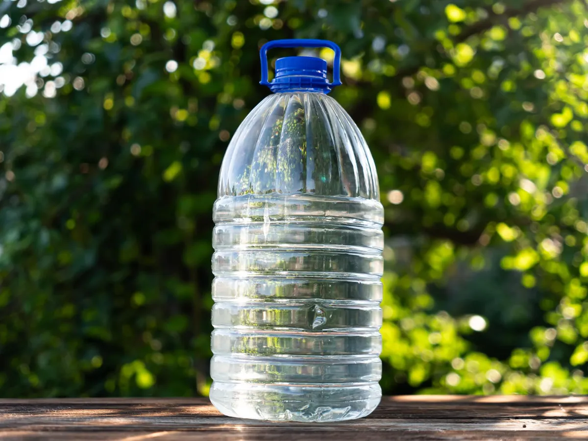Sticlă de apă din plastic - Foto: Magnific.com (Imagine cu rol ilustrativ)
