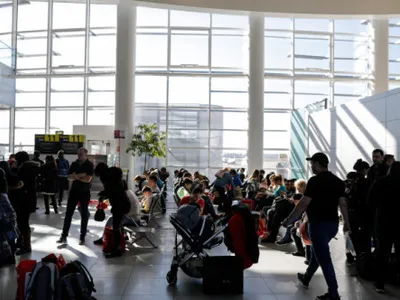 VIDEO Primii români au reușit să se întoarcă în țară din Dubai. „A fost o loterie. Am pariat, la propriu, pe fiecare avion”