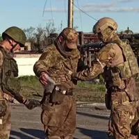 Rușii anunță că 1.730 de militari ucraineni de la Azovstal s-au predat începând de luni. / Foto: Profimedia