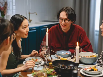 Oameni iau cina împreună - Foto: Pexels.com (rol ilustrativ)