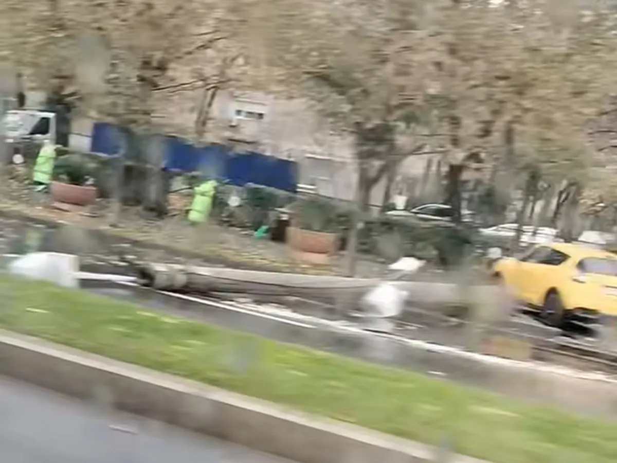 O șoferiță de 66 de ani a mers cu așa viteză pe un bulevard din București încât a rupt un stâlp - Foto: captură video