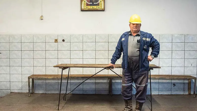 Maistrul electromecanic Chircu Alexandru, înainte de ultimul post din ultima sa zi de lucru în cariera Roșiuța