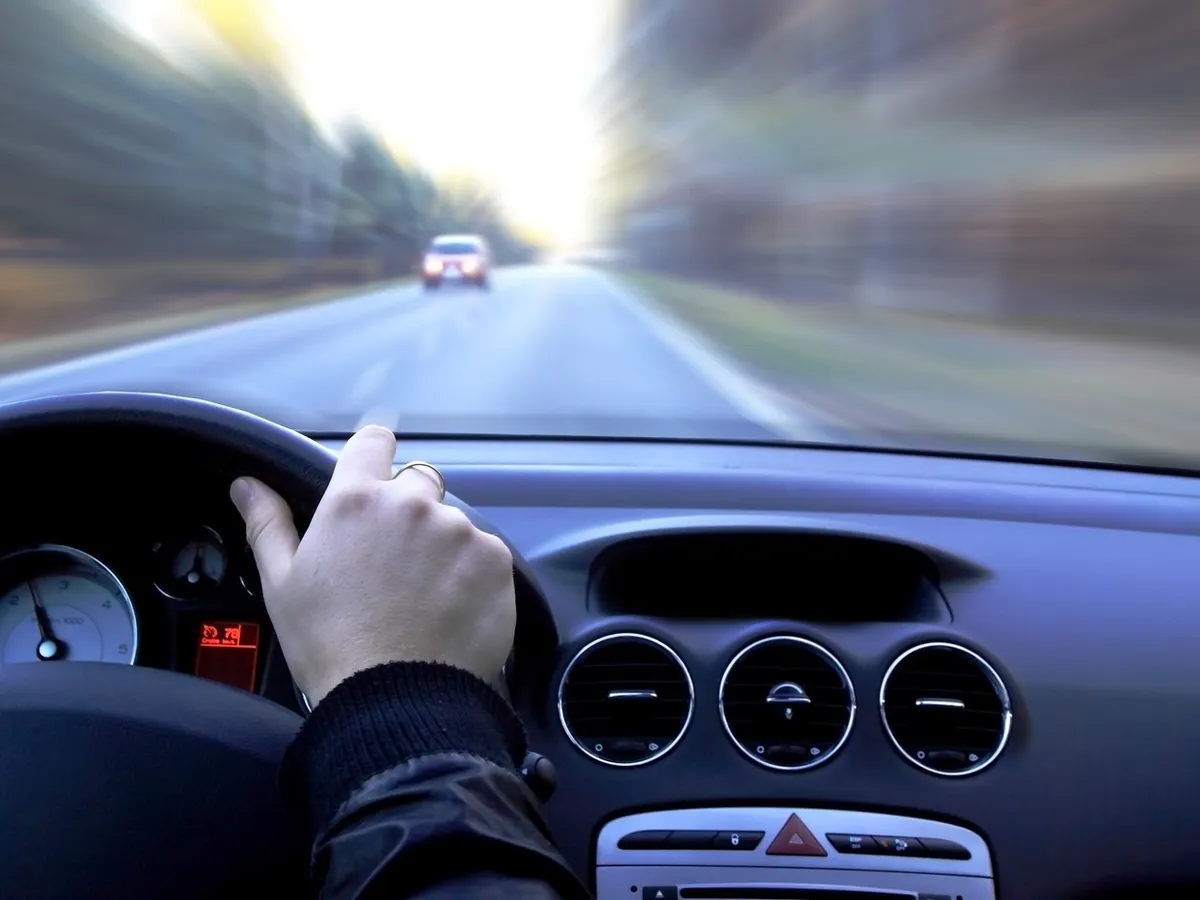 Teribilism la volan. Șofer prins când „zbura" cu 211 km/h pe un DN din Timiș. Cum l-au „premiat" polițiștii