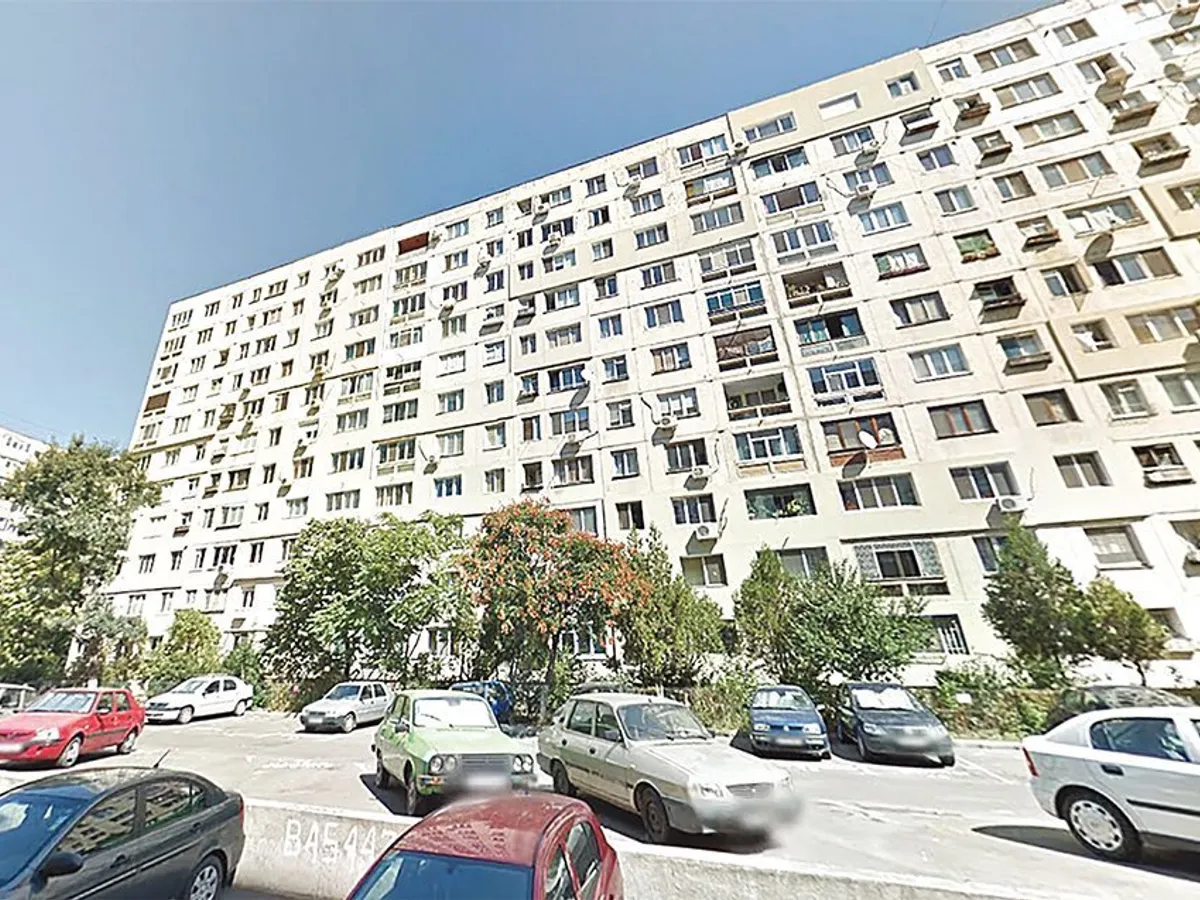 CIRCUIT Într-un bloc banal din cartierul bu- cureștean Sălăjan, avocata Andra Mogoș i-a înființat o firmă lui Carmine Sarcone, boss al ’Ndrangheta