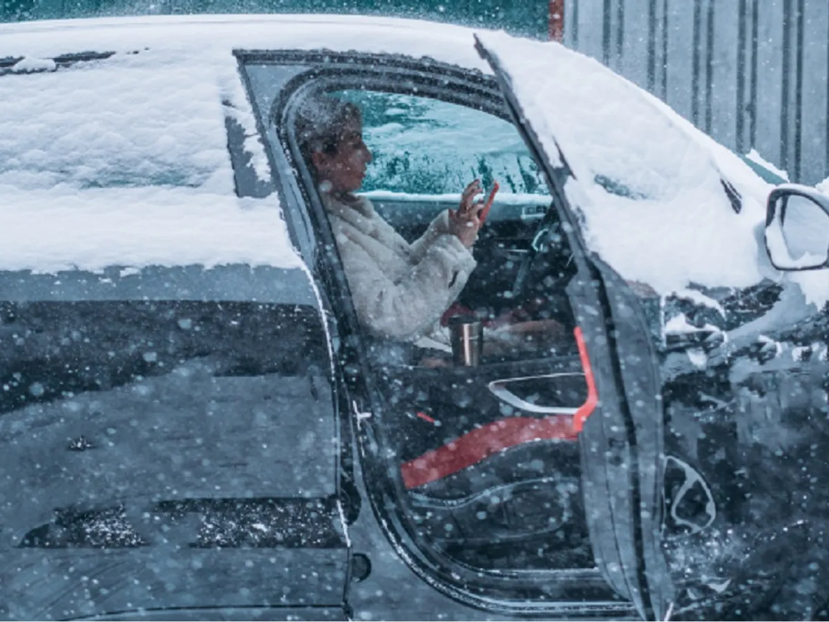 Ce poți face cu niște șosete vechi, iarna în mașină? Trucul pe care mulți șoferi nu-l știu dar îi pot salva