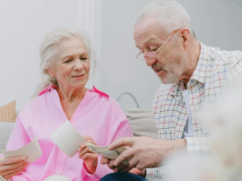 În ce județe pensionarii au primit, deja, pensia pentru luna mai? Când ajunge la toată lumea? - Foto: Pexels