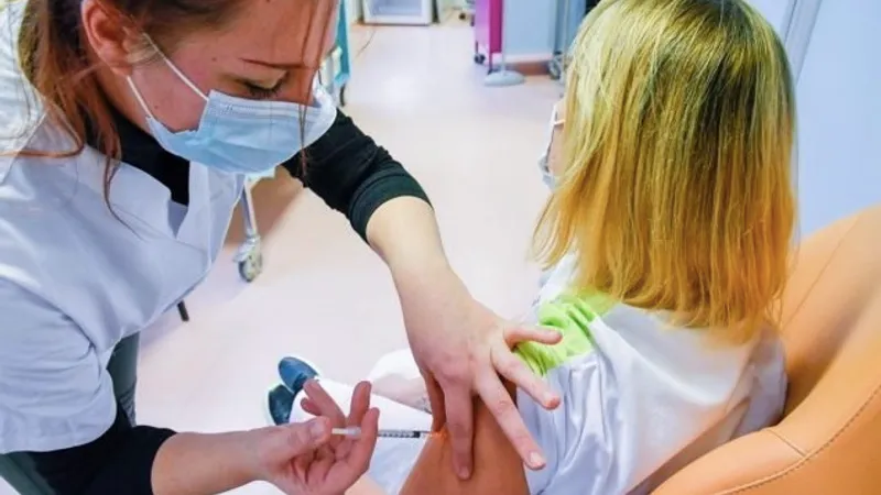 Numărul ieşenilor care îşi fac prima doză s-a triplat. A murit o tânără de 18 ani nevaccinată/FOTO:ziaruldeiasi.ro