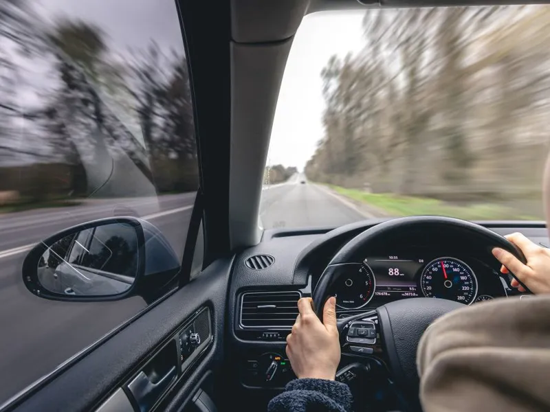 Permisul de conducere va fi suspendat, dacă nu-ţi plăteşti amenda în cel mult 90 de zile - Foto: Freepik/pvproductions