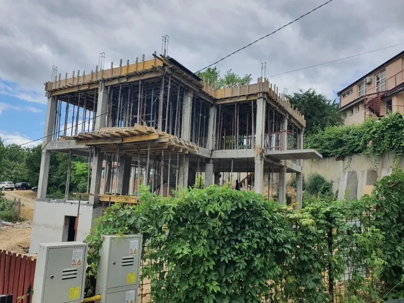 Familia fostului şef al Inspectoratului în Construcţii Iași a ridicat un bloc ilegal în Păcurari/FOTO: ziaruldeiasi.ro