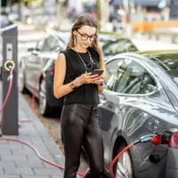 STUDIU Unu din doi șoferi de mașini electrice Tesla a revenit la benzină sau diesel. Motivele? - Foto: Profimedia Images - Imagine cu rol ilustrativ