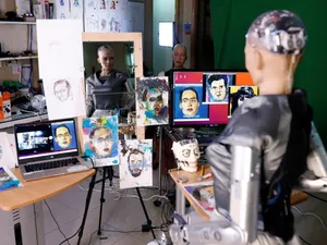 Robotul umanoid Sophia a creat o operă de artă digitală în format NFT. / Foto: thestandard.com.hk