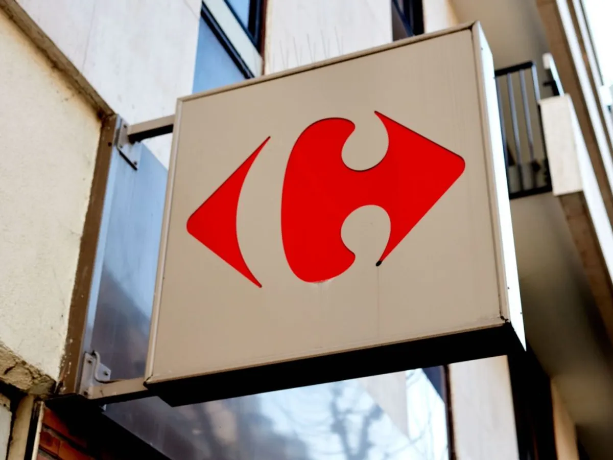 Logo-ul multinaţionalei franceze Carrefour, în faţa unui magazin din Paris - Foto: Profimedia Images (Imagine cu caracter ilustrativ)