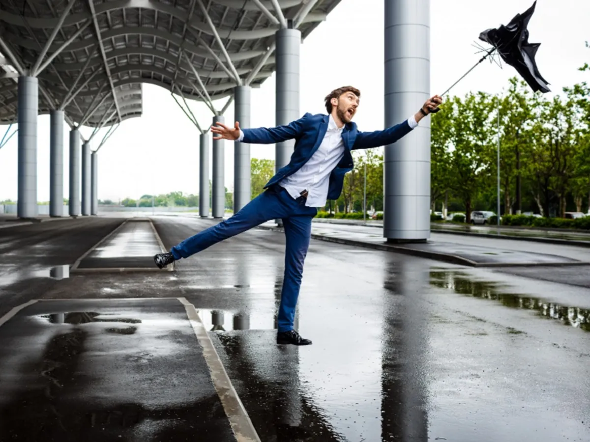 Furtună extremă pe Valea Prahovei. Un copac a căzut peste o mașină. Traficul în zonă, blocat