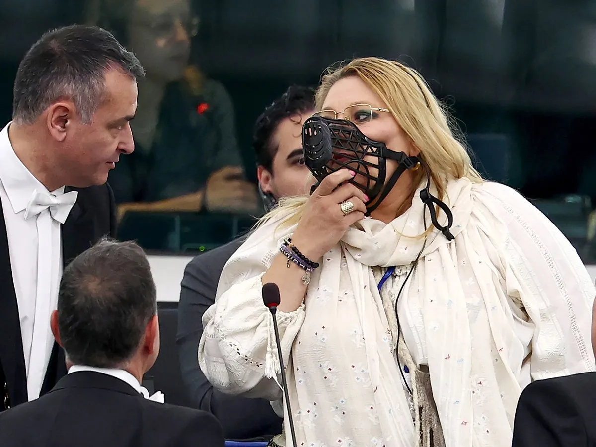 Șoșoacă, făcând circ cu o botniță în Parlamentul European - Foto: Profimedia Images (imagine cu rol ilustrativ)