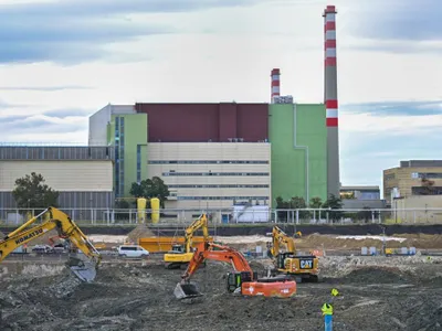 Muncitorii pregătesc terenul pentru substructura blocurilor cinci și șase ale Centralei Nucleare Paks 2 - Foto: Profimedia Images