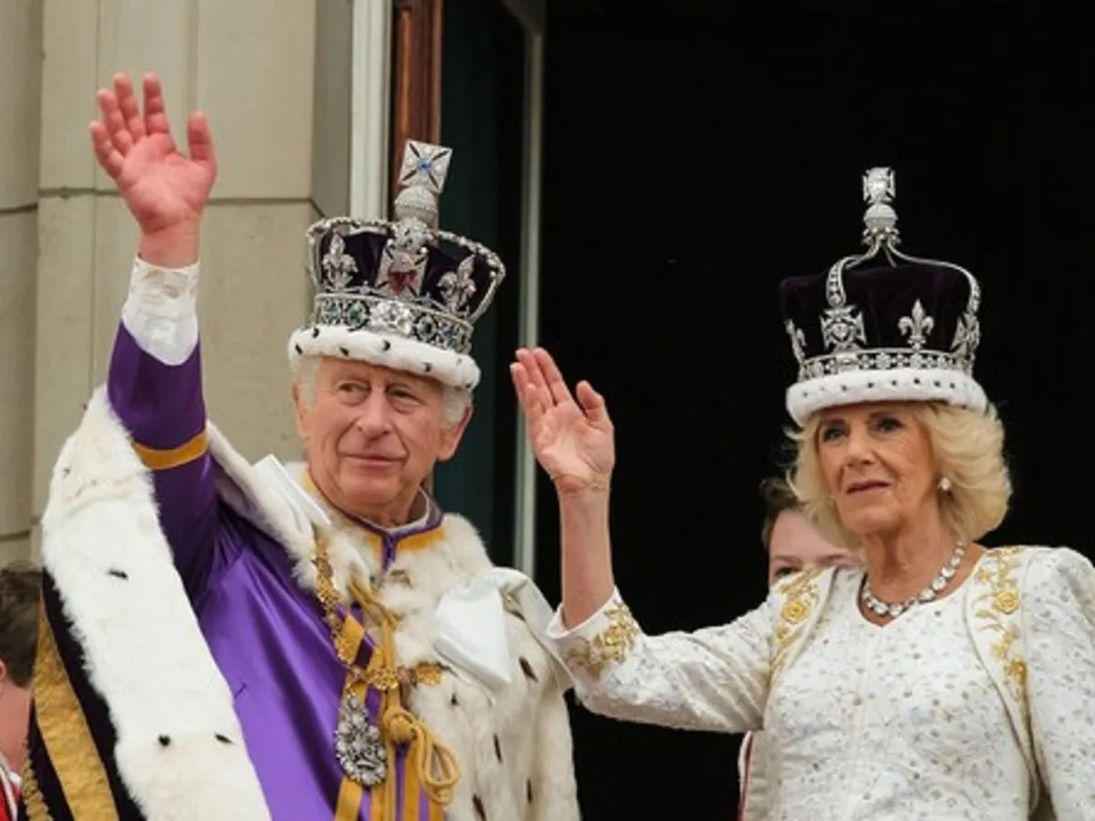 Regele Charles al III-lea și regina Camilla salută mulțimea de la balcon Foto: Profimedia Images