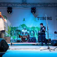 Ziua Românilor de Pretutindeni. Damian Drăghici, într-un concert în Piaţa Sfatului, din Sibiu - Foto: Wikimedia/Umbrela Verde/CC BY 2.0 / imagine cu caracter ilustrativ