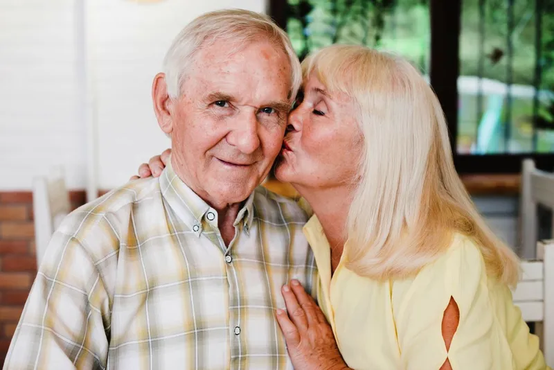 Cuplu &icirc;n etate poz&acirc;nd veseli - Foto: Freepik/CC0