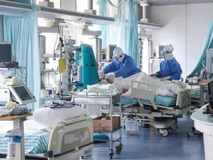 Șeful Secției ATI a Spitalului județean din Sibiu a fost amendat cu 10.000 de lei. Iar directorul de îngrijiri al instituției a primit și el o sancțiune de 2.000 de lei. / Foto: turnulsfatului.ro