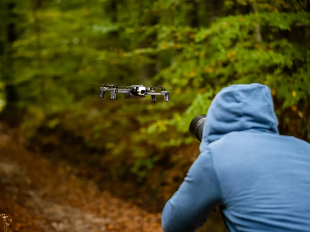 Bărbat care fotografiază o dronă - Foto: Freepik (Imagine cu rol ilustrativ)