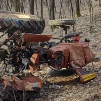 Un bărbat a fost strivit de propriul tractor în timp ce era în pădure la lemne. Unde s-a întâmplat? - Foto: Arhiva / imagine cu rol ilustrativ