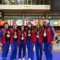 Echipa feminină de floretă a României, medaliată cu aur la Europenele de juniori. / Foto: agerpres.ro
