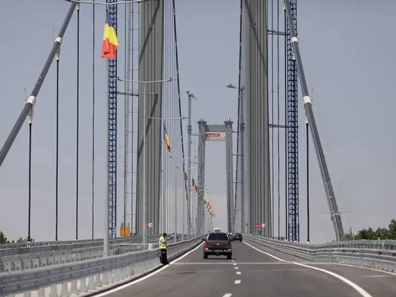 Din Podul „Golden Gate” de 500.000.000 € de la Brăila, reasfaltat de 5 ori, țâșnește apă - Foto: Facebook/Pod Suspendat Braila