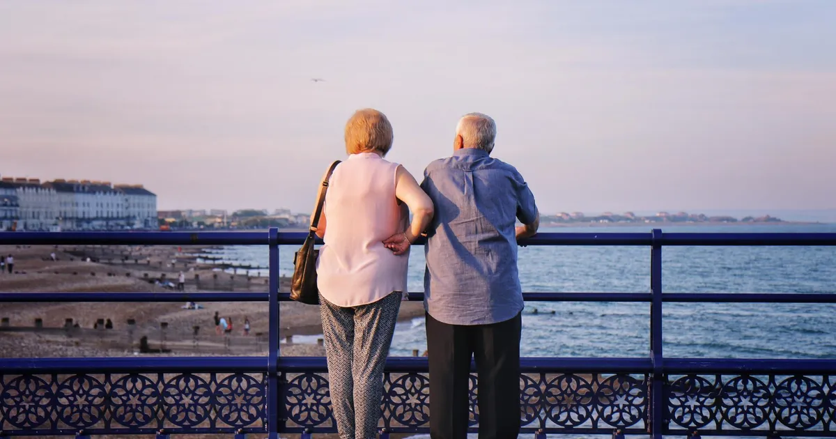 Soț și soție aflați la pensie s-au aruncat de pe o stâncă pentru a muri împreună. Au lăsat un indiciu poliției • Newsweek România