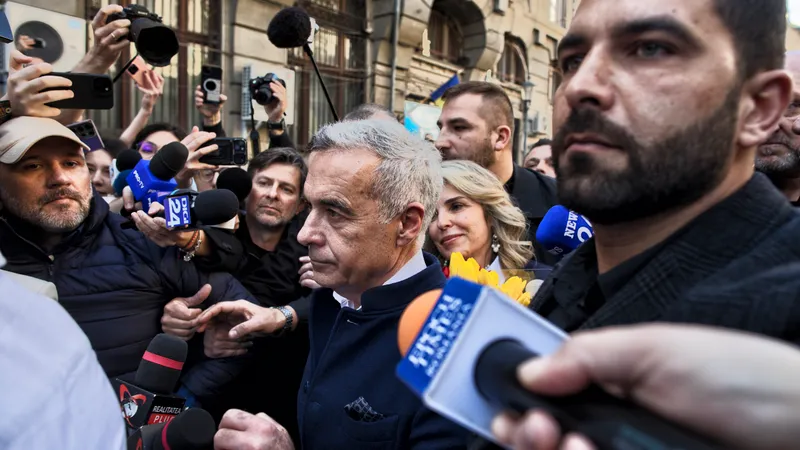 La depunerea candidaturii lui Călin Georgescu bodyguarzii săi au reacționat cel mai violent Foto: Mugur Vărzariu