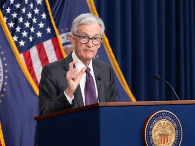 Trump vrea să-l dea afară pe șeful banilor SUA. Președintele Fed spune că legea nu permite - Foto: Profimedia Images