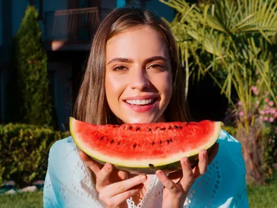 Femeie cu pepene verde în mână - Foto: Magnific.com (Imagine cu rol ilustrativ)