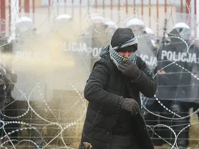 Forțele poloneze au folosit gaze lacrimogene împotriva migranților/foto: getty