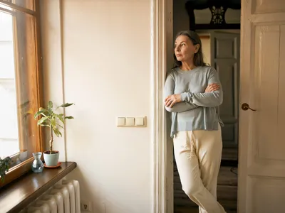 Femeie în apartament - Foto: Freepik