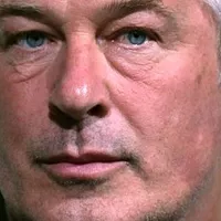 Actorul Alec Baldwin, acuzat de omor prin imprudenţă, revine în westernul lui Joel Souza, "Rust" - Foto: 	Gage Skidmore, Wikipedia