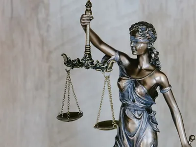Înalta Curte atacă Legea Fugarilor la CCR - Foto: Unsplash/ Tingey Injury Law Firm