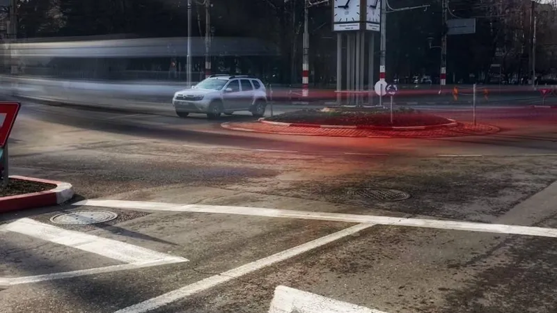 Șoferii români circulă haotic în intersecțiile cu sens giratoriu, deși legea s-a schimbat de 1 an - Foto: Facebook/Poliția Română