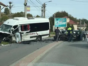 Un BMW a sărit pe contrasens și s-a înfipt într-un microbuz. 16 persoane, duse la spital - Foto: Facebook/Info Trafic 24