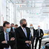 O fabrică din Maramureș, vizitată de Orban, produce măști chirurgicale