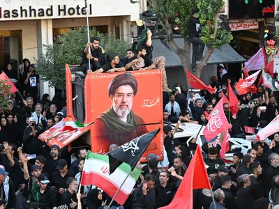 Mulțimi de oameni îndoliați s-au adunat pe o stradă în jurul unui portret al liderului suprem al Iranului, Mojtaba Khamenei, înaintea procesiunii funerare pentru Ali Khamenei Foto: profimediaimages.ro