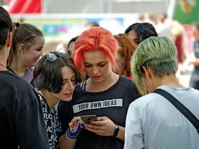 GENERAȚIA DIGITALĂ Crescută în fața ecranelor, Generația Z se bucură acum de nostalgia Y2K, readucând la viață moda, tehnologia și cultura pe care abia le-a cunoscut