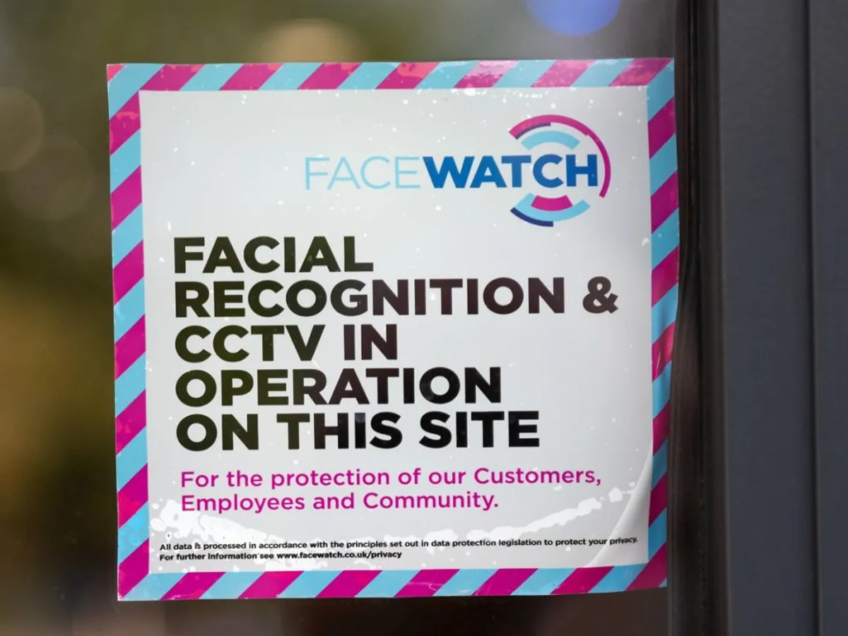 Panou de avertizare Facewatch, la ușa unui supermarket. Facewatch e un sistem automat de recunoaștere facială, care utilizează o cameră digitală - Foto: Profimedia Images