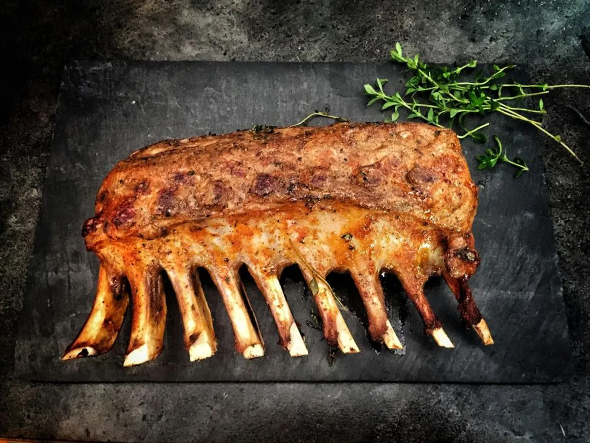 Prețuri mai mici la carnea de miel în Iași: unde găsești cele mai bune oferte în Săptămâna Mare? - Foto: Pexels/pascal claivaz